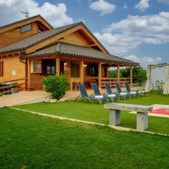 Casa de madera con piscina y tumbonas, ideal para explorar los pueblos cerca de Puy du Fou Toledo.