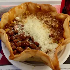 Taco salad crujiente en la cantina PortAventura, con frijoles, carne y queso rallado.