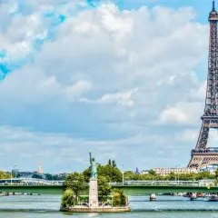 Torre Eiffel y Estatua de la Libertad en París, ideal para tu itinerario de qué ver en París en 3 días.