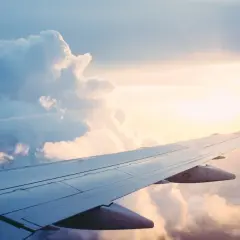 Ala de avión sobre nubes al atardecer. ¿Qué aeropuerto está más cerca de París?