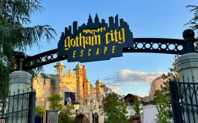 Entrada a **Gotham City** de Warner Bros. con el letrero "Batman Gotham City Escape" y arquitectura temática.