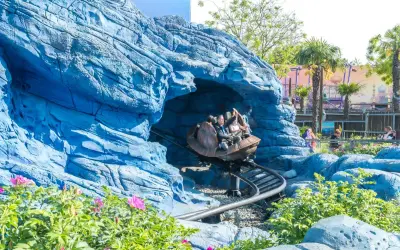 Embarca en una emocionante aventura en la montaña rusa de Disneyland Paris, atravesando cuevas azules y paisajes vibrantes.