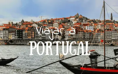 Barcos tradicionales navegan por el río Duero ante la colorida Ribeira de Oporto. ¡Ideas para que ver en Portugal en 5 días!