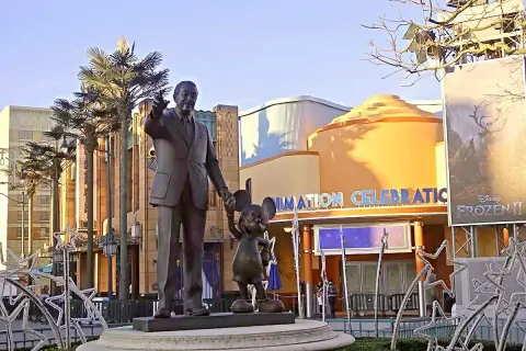 Estatuas de Walt Disney y Mickey Mouse frente al edificio "Animation Celebration" en Disneyland Paris Studios.