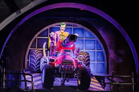 El Joker en su vehículo con cañón, parte de la atracción Batman de Warner Bros.
