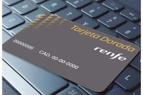 Tarjeta Dorada Renfe sobre un teclado. Ideal para planificar tu próximo viaje en tren.