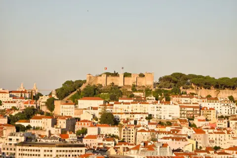 Vista panorámica de Lisboa con el castillo en la cima. Ideal para saber qué ver en Lisboa en un día.