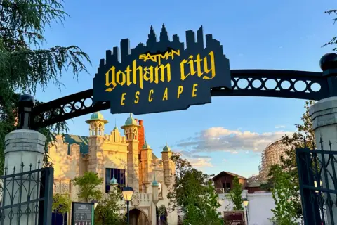 Entrada a **Gotham City** de Warner Bros. con el letrero "Batman Gotham City Escape" y arquitectura temática.