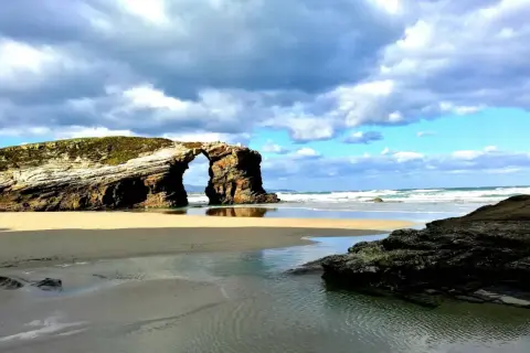 Arco natural en la playa de las Catedrales. Para llegar, consulta las mareas y accede a pie.