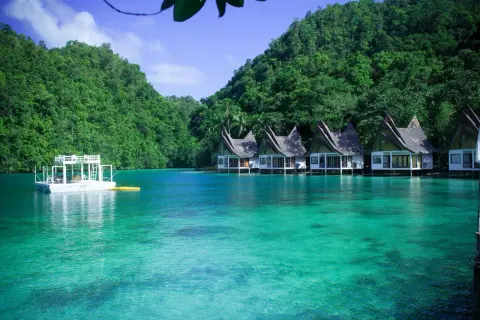 Aguas turquesas y cabañas sobre el agua en Filipinas. A pesar de la belleza, viajar a Filipinas es peligroso.