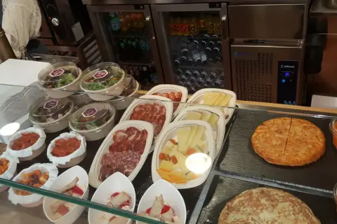 Comida lista para llevar en Puy du Fou Toledo: ensaladas, embutidos, quesos, tortilla y más.