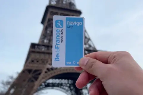 Tarjeta Navigo Easy, tu pase de transporte para explorar París y la Torre Eiffel.