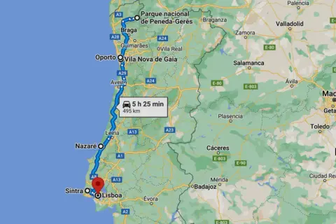 Mapa de una ruta por Portugal, desde el norte (cerca de Braga) hasta Lisboa, pasando por Oporto y Nazaré. El trayecto dura 5h 25min y recorre 495 km.