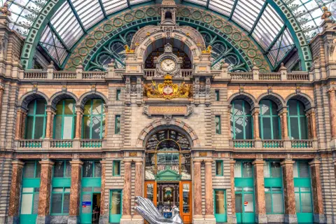 La estación de tren Bruselas Amberes, con su impresionante arquitectura y un ave plateada, te da la bienvenida.