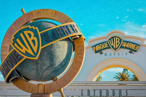 El globo terráqueo del Parque Warner Madrid, listo para la diversión cuando abre la Warner.