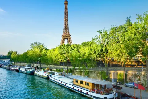 Barcos en el Sena, con la Torre Eiffel de fondo. Ideal para tu tarjeta Paris Visite.