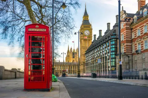 Cabina telefónica roja, Big Ben y el Parlamento, cosas típicas de Londres.