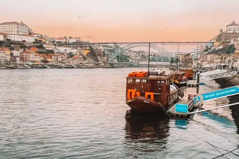 Barcos turísticos en el río Duero, con la ciudad de Oporto al fondo. Ideal para planificar qué ver en Oporto en 3 días.