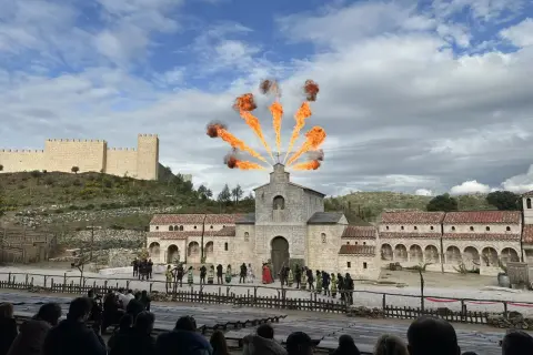 Espectáculo de fuego en Puy du Fou Toledo. Actores recrean una escena histórica ante un público.