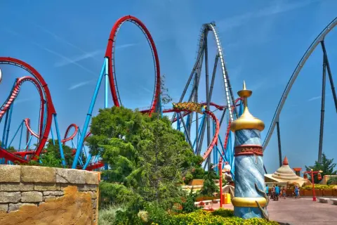Montaña rusa en PortAventura, ideal para niños y adultos. ¡Diversión garantizada!