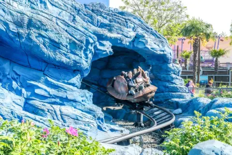 Viaje en las atracciones de Disneyland Paris Nemo, descendiendo por una cueva azul.