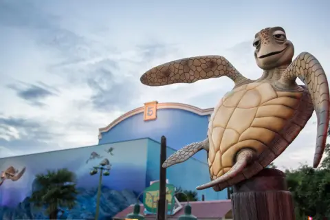 Estatua de Crush, la tortuga de "Buscando a Nemo", frente a la entrada de Crush Coaster en Disneyland Paris.