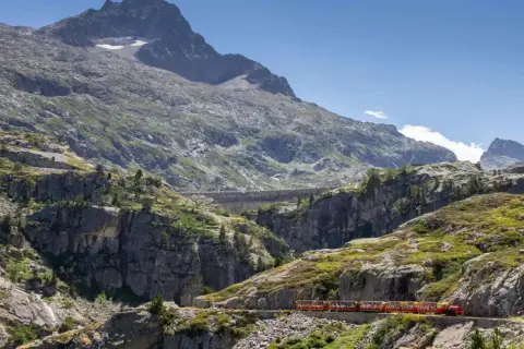 El tren de Artouste serpentea por un paisaje montañoso espectacular. Descubre cómo llegar a esta joya pirenaica.