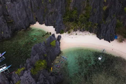 Explora este paraíso: kayaks, barcas y playas de arena blanca. ¡Descubre qué hacer en el nido de estas islas!