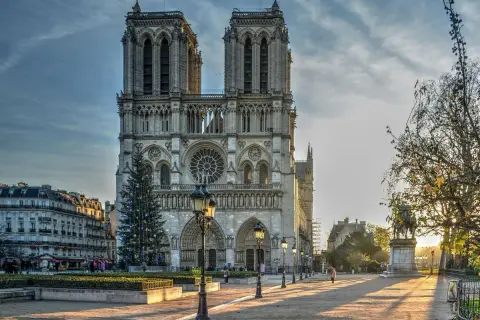 La entrada a Notre Dame, con un árbol de Navidad iluminado y la luz dorada del atardecer.