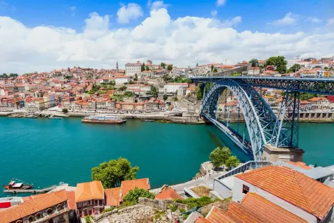 Vista de Oporto con el puente Dom Luís I. Un viaje de 3 días por Europa para disfrutar de esta joya.