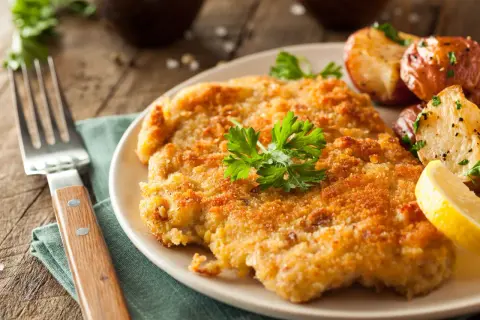 Wiener Schnitzel dorado, patatas asadas y limón. ¡Una excelente opción para saber qué comer en Viena!