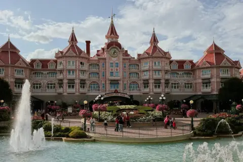 El hotel rosa de Disneyland Paris con fuentes y flores. ¡Un lugar mágico para hacer camping y disfrutar!