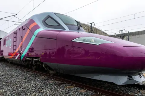Tren morado de Avlo, listo para viajar de Madrid a Barcelona.