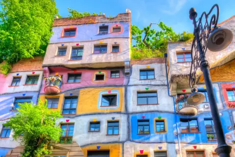 Edificio Hundertwasser en Viena, un festín de colores y formas orgánicas. ¡Perfecto para tu plan de Viena en 4 días!