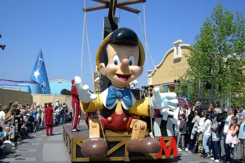 Desfile de Pinocchio en Disneyland Paris, con el edificio Walt Disney Studios de fondo.