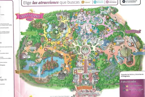 Mapa de Disneyland Paris con atracciones numeradas. Consejos para disfrutar al máximo tu visita.