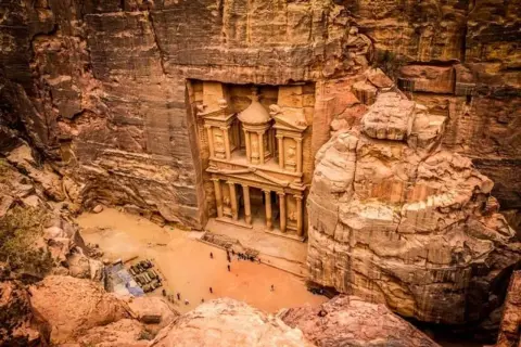El Tesoro de Petra, tallado en roca, es una maravilla. Viajar a Jordania es seguro y te permite explorar esta joya histórica.