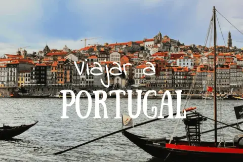 Barcos tradicionales navegan por el río Duero ante la colorida Ribeira de Oporto. ¡Ideas para que ver en Portugal en 5 días!