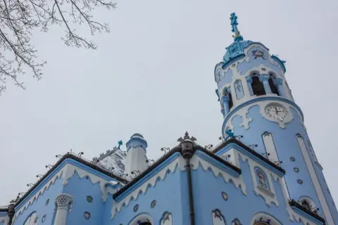 La Iglesia Azul de Bratislava en Navidad, con su torre de reloj y detalles blancos sobre fondo azul, parece sacada de un cuento.