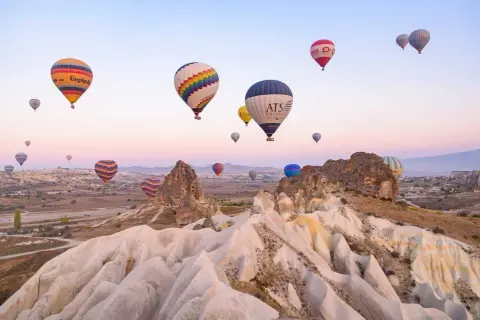 Globos aerostáticos sobrevolando Capadocia, un paisaje surrealista. ¡Unos consejos para viajar a Turquía que no te puedes perder!