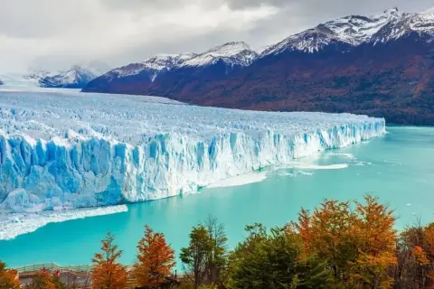 Impresionante glaciar Perito Moreno, un sueño para viajar a Argentina por libre. Montañas nevadas y aguas turquesas.