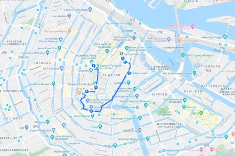 Mapa de Ámsterdam con ruta turística marcada en azul, incluyendo puntos de interés.