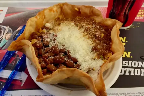 Taco salad crujiente en la cantina PortAventura, con frijoles, carne y queso rallado.