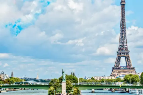Torre Eiffel y Estatua de la Libertad en París, ideal para tu itinerario de qué ver en París en 3 días.
