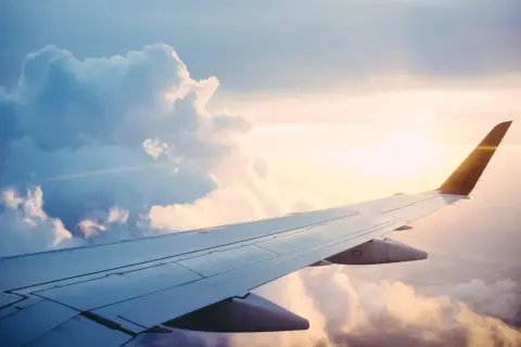 Ala de avión sobre nubes al atardecer. ¿Qué aeropuerto está más cerca de París?