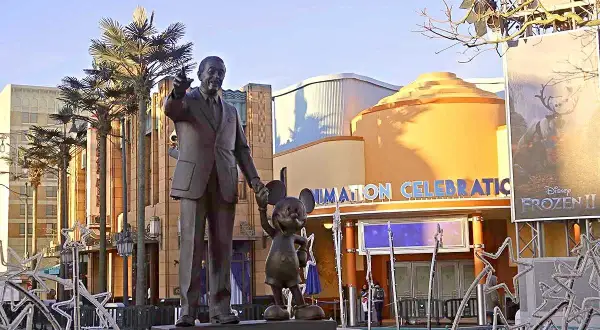 Estatuas de Walt Disney y Mickey Mouse frente al edificio "Animation Celebration" en Disneyland Paris Studios.