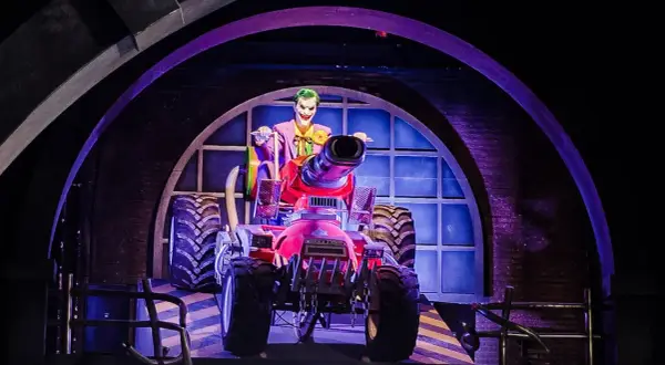 El Joker en su vehículo con cañón, parte de la atracción Batman de Warner Bros.
