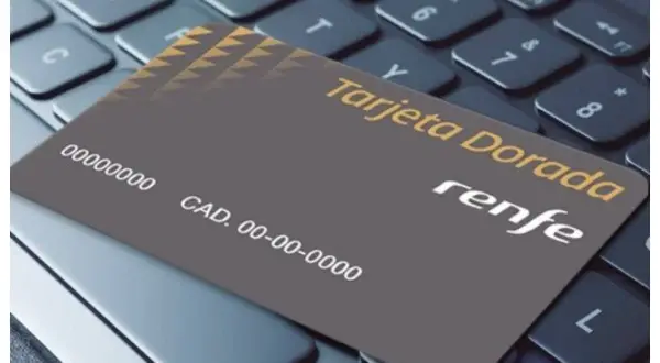 Tarjeta Dorada Renfe sobre un teclado. Ideal para planificar tu próximo viaje en tren.