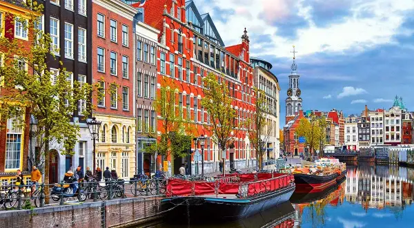 Canales de Ámsterdam, casas estrechas y barcos. Un plan perfecto para saber qué ver en Ámsterdam en 2 días.