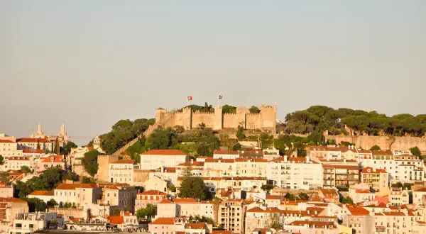 Vista panorámica de Lisboa con el castillo en la cima. Ideal para saber qué ver en Lisboa en un día.